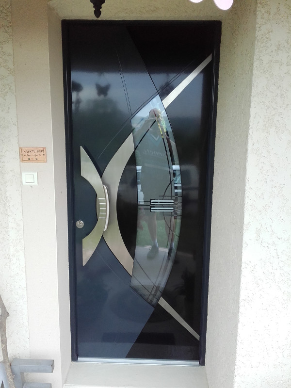 Porte d'entrée noir design